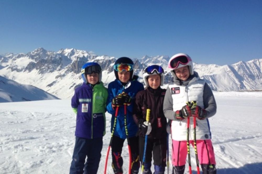 DES REPRÉSENTANTS DU SKI CLUB SUR LA JB GRANGE