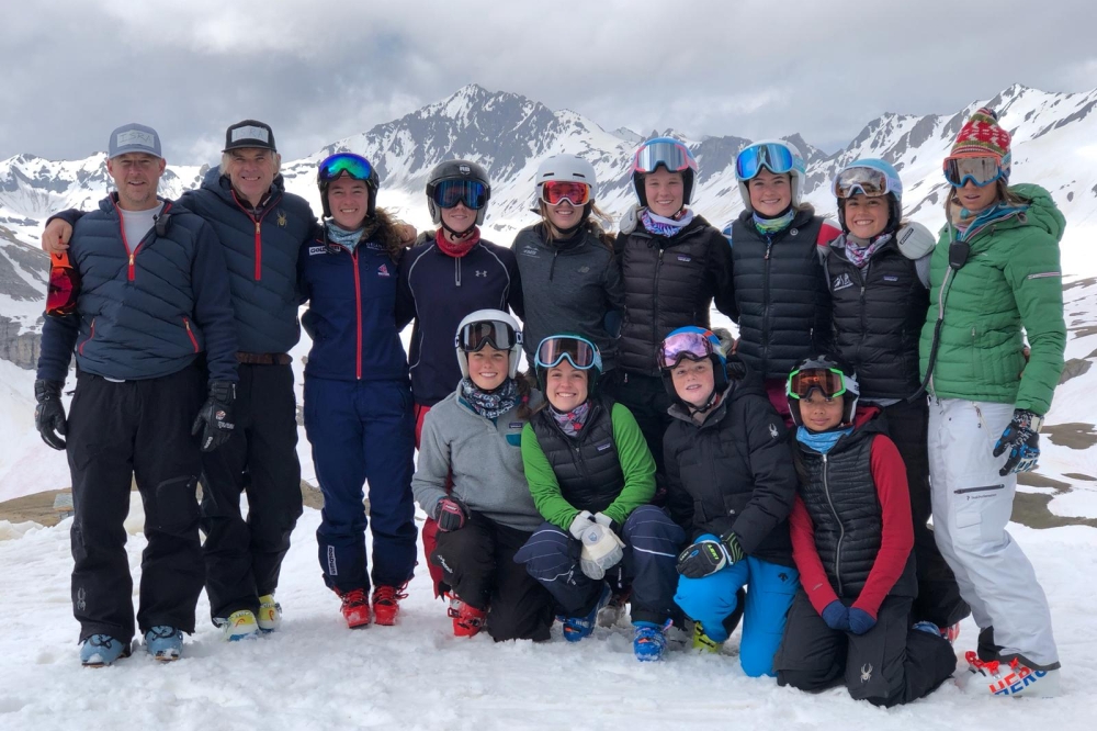 Cara rechausse les skis à Val d'Isére